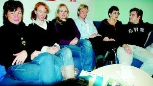 Ungdomshälsan har bjudit in Finspångs högstadie- och gymnasielever på världsaidsdagen för att se film och diskutera. Från vänster Ylva Ericsson (barnmorska), Sandra Kattilakoski (friskvårdare), Ina Nyberg (socialsekreterare/kurator), Ritha Tuusa (praktikant), Maud Karlsson (behandlingsassistent) och Jesper Karlsson (representant för Folkets Hus). Foto: Carolina Häggkvist