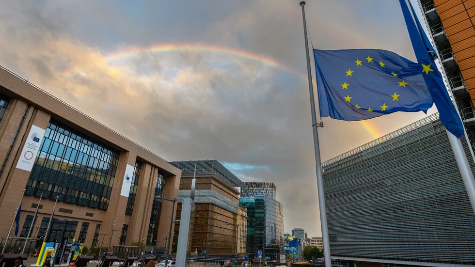 EU-flaggan vajade på halv stång för Storbritanniens drottning Elizabeth när EU-ländernas energiministrar samlades till extrainsatt krismöte i Bryssel.