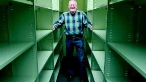 Nu finns det plats i hembygdsarkivet! Vånga hembygdsförening har äntligen fått nytt utrymme. - Nu har vi 400 hyllmeter, säger föreningskassören Arne Hultqvist.
Foto: Titti Olovsson (0122-131 75)
titti.olovsson@folkbladet.se