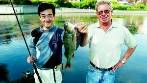 En abborre på nästan 1,2 kg drog turistande japanen Yoshiharu Maeda upp ur Strömmen, när han gästade Norrköping igår och passade på att fiska lite. Här tillsammans med fångsten och Cityfiskes ordförande Jan-Olov Johnson.
Foto: Robert Svensson (011-200 463)
robert.svensson@folkbladet.se
