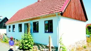 Erik Fagerbergs jordhus med stampade väggar ser ut som ett helt vanligt hus på bygatan där det ligger. Skillnaden ligger mest i inomhusklimatet - svalt på sommaren och varmt på vintern.