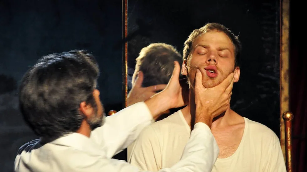 Inspektion. Erik Wallstens Doktorn undersöker sin försökskanin Woyzeck, spelad av Joakim Malmberg.