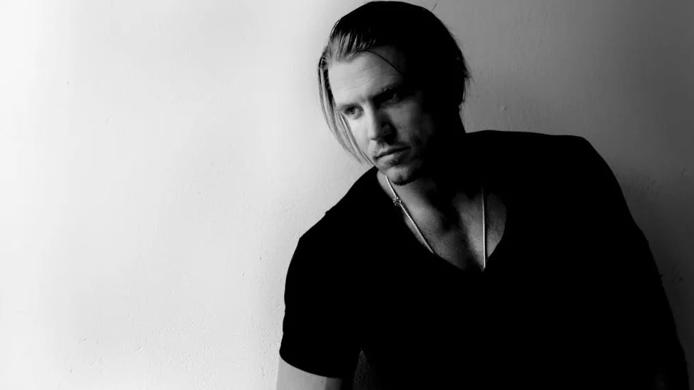 Solodebuterar. "Jag har alltid hållit på med musik, men tidigare spelade jag i band. Då bidrog man mest med små idéer. Nu får jag plocka fram allting som jag har gått och burit på. Det är mera naket nu när man ska göra allting själv. Det både skrämmer mig och gör allting väldigt roligt" säger  Markus Johansson som nu solodebuterar med fullängdsalbumet "Divided".
Foto: Joakim Blomqvist