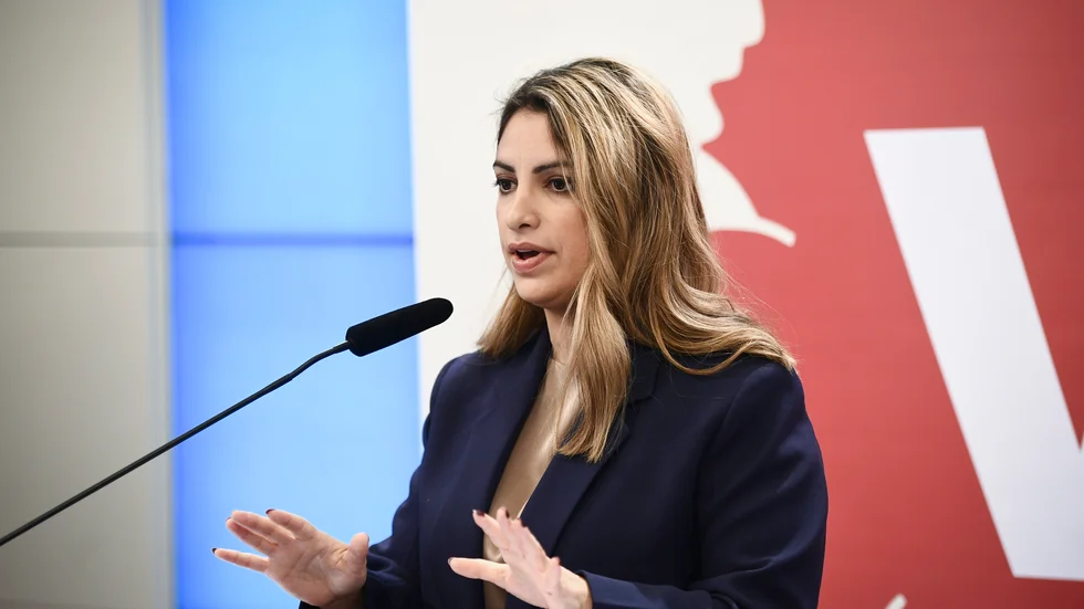 Vänsterpartiets partiledare Nooshi Dadgostar (V) håller pressträff om elkrisen.