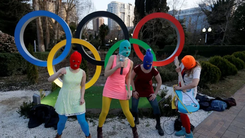 Värda ett pris. Punkgruppen Pussy Riot, som här gör en aktion på vinterOS i vintras, borde vara värda ett fredspris anser skribenterna på Folkbladets debattsida i dag.