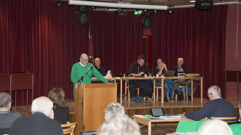 Fördröjning. Bjarne Hald (C) menar att Socialdemokraterna försöker fördröja beslutet gällande politisk organisation. S i sin tur menar att C i så fall gör likadant gällande enskilda vägar.