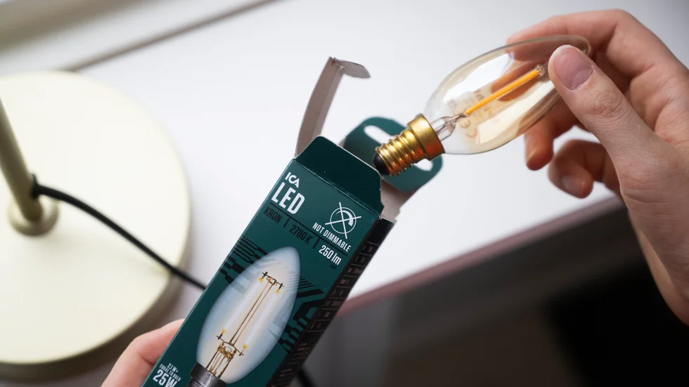 Att byta glödlampor till energisnåla led-lampor är något vi alla kan göra för att sparar el.
