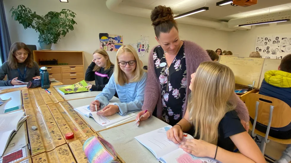 Reneé Förnemark Huss med Tilde Zetterström, närmast i bild. På andra sidan av läraren sitter Milly Jonsson Trossén, Evelina Niskakangas och Antonia Maria Truca.
