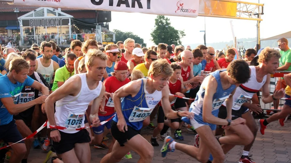 I kväll arrangeras löparfesten Karhu Run i centrala Västervik.