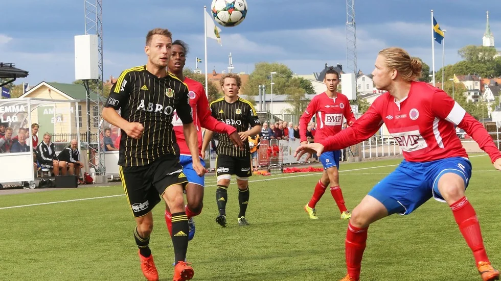 Ted Åström Åberg var Vimmerby IF:s bästa spelare när laget förlorade med hela 4-0 hemma mot Karlslund. Ännu kan dock inte Ted ge besked om huruvida det blir IFK Tuna eller Vimmerby IF under resten av säsongen.