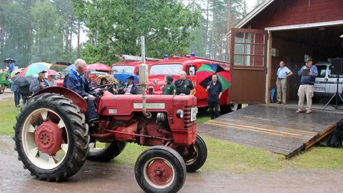 En amerikansk traktor från 1950-talet presenteras för publiken med all nödvändig information.