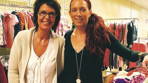 Större butik. Jill Pettersson och Stina Qubti räknar med ännu fler kunder och klädinlämnare nu när man har fått en ny lokal i Centrumgallerian.