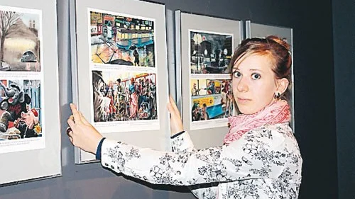 Katja Moltrecht hänger upp den sista tavlan inför helgens invigning av Joakim Lindengrens nya utställning på Virserums konsthall.