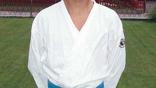Simon Sköld är med i juniorlandslaget i karate.