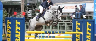 Josefina hoppar om medaljerna
