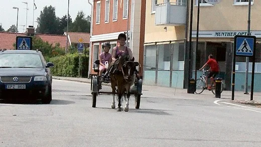 Erika och Moa Johansson på vagnen bakom Sandeman, när de igår passerade genom Hultsfreds centrum.