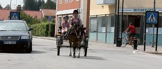 Erika och Moa åker häst genom Hultsfred
