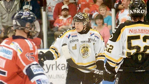 Jakob Karlsson har spelat många gånger mot Västervik under sin tid i Vimmerby. Nu är han tillbaka i Västervik, som spelare i Södertälje SK. I kväll möts lagen i en mycket viktig match - med Jakob på bänken?