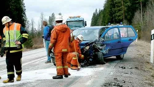 En krock mellan en personbil och en långtradare inträffade öster om Hult.