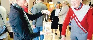 Knivslöjd, konst, tomtar och graverat glas sida vid sida