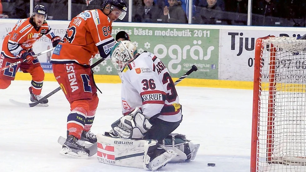 Linus Boström ser Dan Petterssons skott leta sig in bakom Wictor Ragnewall i Tingsrydskassen. 3-2 till Västervik, Dan Petterssons andra mål och som grädde på moset det matchvinnande målet. Foto: Magnus Strömsten