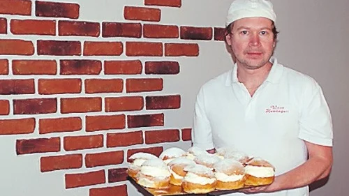 Mikael Thilenius bakar tusentals semlor idag. Foto: Tommy Pettersson
