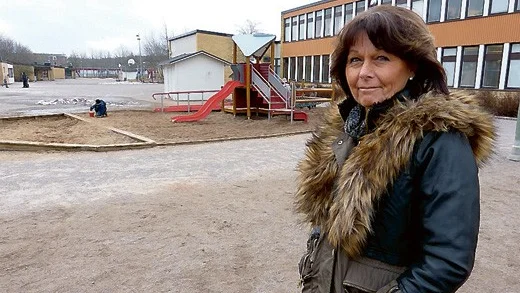 Annalena Lindgren, rektor på Nygårdsskolan i Skäggetorp i Linköping,  står framför den yta där det nya skolbygget ska ligga. I juli 2017 ska  allt vara klart.