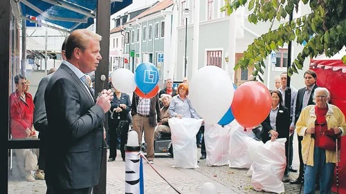 Harald Hjalmarsson skötte bandklippningen och sedan var det hundratals ballonger som släpptes upp i luften.