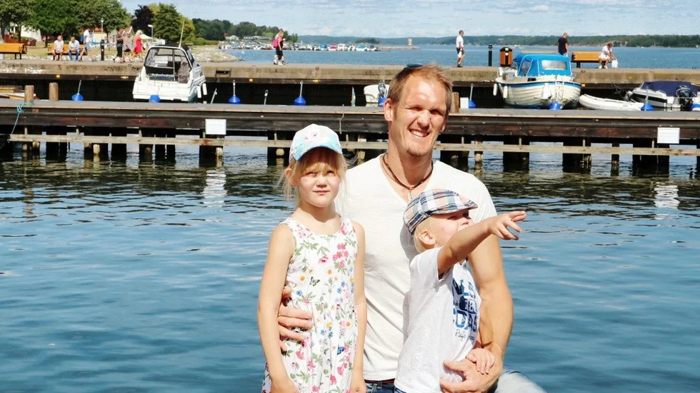 Mattias Johansson önskar en aktiverande mötesplats för familjer nära centrum och långa bryggor längs vattnet som är tillgängliga för alla. Med sig har han barnen Tyra och Vidar Johansson.