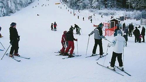 I vinter blir det varken liftkort eller plastfickor. Istället har Tolvmannabacken investerat i ett nytt skipass-system. "Det blir smidigare både för oss och besökarna, säger Claes Creutz, ordförande i Stiftelsen Tolvmannabacken. I övrigt kommer stiftelsen att hyra sex stycken husvagnar - för att ge besökarna en möjlighet att övernatta nära anläggningen.
