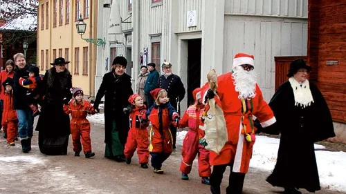 Till barnens glädje kom tomten på besök för att ta en svängom och dela ut godis.