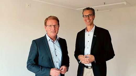 Snart invigning. 1 oktober är det tänkt att hyresgästerna ska kunna flytta in i de 26 nyproducerade trygghetsboendelägenheterna i Rosavilla. Moderaterna Harald Hjalmarsson och Jörgen Andersson vill bygga ännu fler i kommunen.