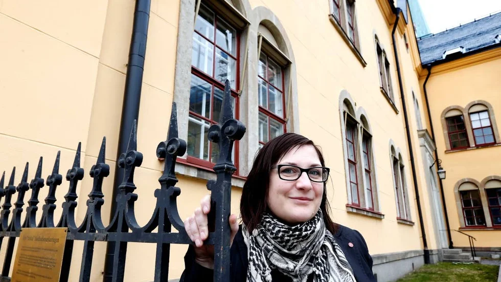 Som ett skilsmässobarn, så beskrev Jessica Eek (V) sin känsla när (S) och (M) debatterade helt andra saker än Vänsterpartiets motion.