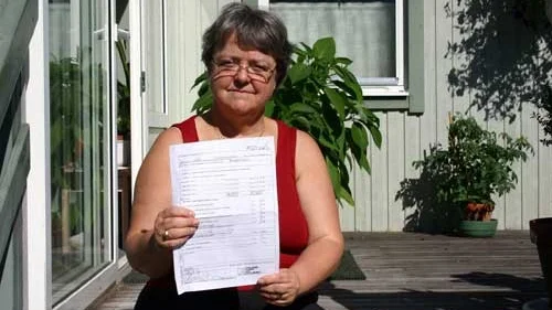 Siv Rydén står utan pengar till semestern på grund av att Hultsfreds kommun slarvat bort ett viktigt sjukintyg.
