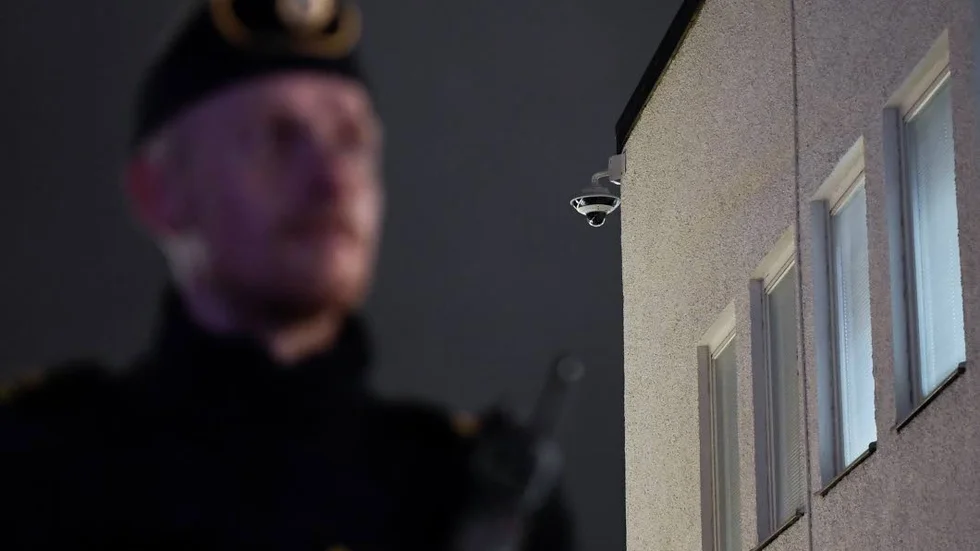 Fler poliser och fler övervakningskameror är två åtgärder som krävs för att stärka tryggheten, skriver debattörerna.
