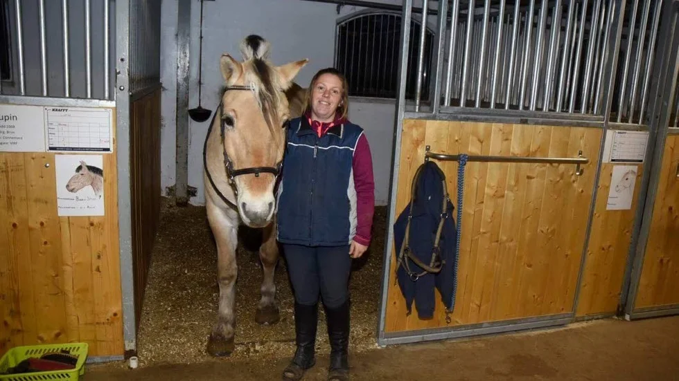Ridlärare Jenny Lindh med hästen Pelle. "Vi byggde om till boxar redan för några år sedan."