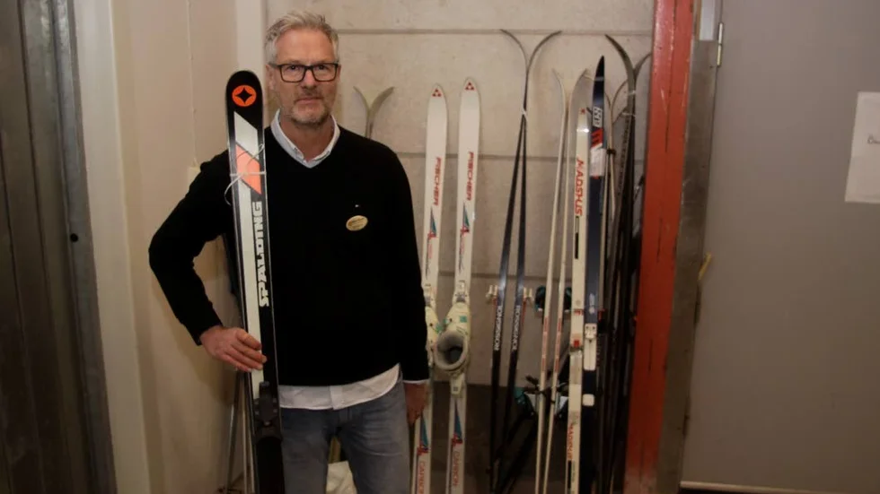 Kjell Karlsson från kultur och fritid med en del av det som lämnades in under torsdagen. På fredagseftermiddagen och lördagsförmiddagen finns nya chanser att lämna in sportgrejer.
