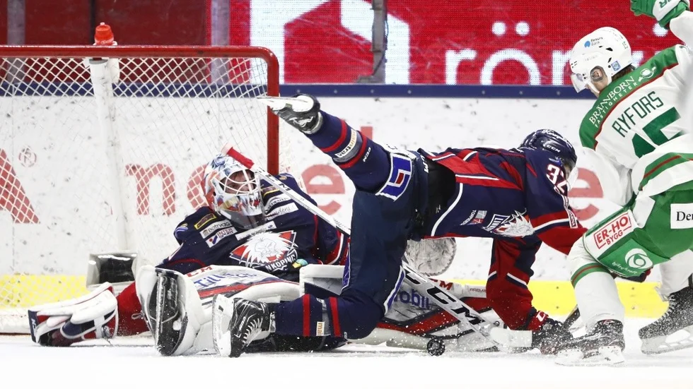 LINKÖPING 20190214
Linköpings Lukas Bengtsson landar på sin egen målvakt Jonas Gustavsson under torsdagens ishockeymatch i SHL mellan Linköpings HC och Rögle BK i Saab Arena.
Foto: Stefan Jerrevång / TT / kod 60160