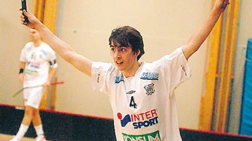 Rickard Pettersson jublar efter sitt avgörande mål i sudden death som gav två poäng för VIBK mot Kungsör.