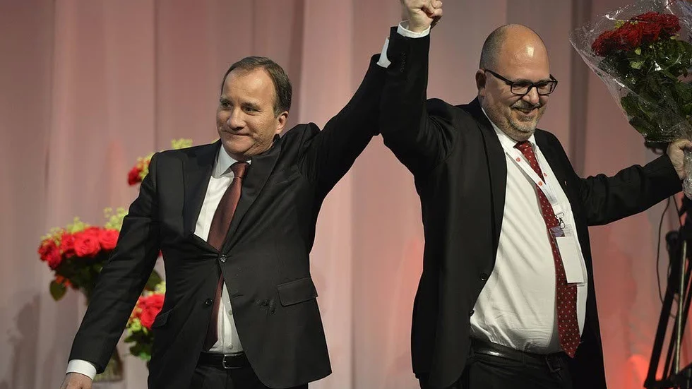 Sida vid sida. Löfven och Thorwaldsson, tillsammans rycker dom fram.