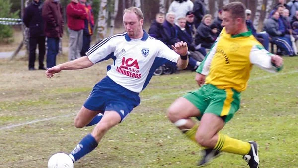 Ola Bertilssons Hjältevad förlorade hemma mot Burseryd med 3-2 igår i en avgörande kvalmatch. Därmed får Hjältevad spela i division V nästa år.