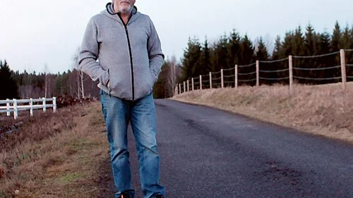 Inget ökat driftsbidrag ­- då stängs vägen mellan Norrhult och Karsnäs. Markägaren Ingo Johansson tycker synd om alla som får en bra bit längre väg till jobbet.
