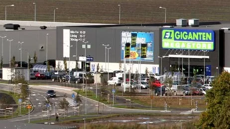 En 34-årig man har dömts för att ha stulit surfplattor och mobiltelefoner på Elgiganten.