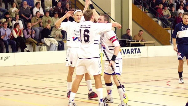 Måljubel. Hela 14 gånger fick publiken i idrottshallen jubla över Vimmerbymål. Niclas Nilsson, Johan Astbrant och Jonas Elofsson var inblandade i de flesta av dem.