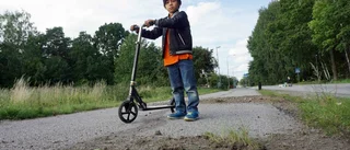 Traktor nära köra över Joel