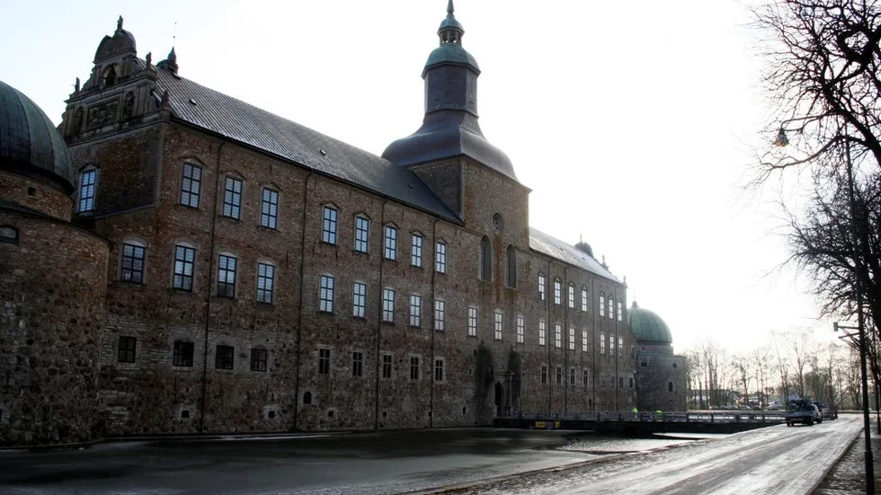 Vittnen såg när en kvinna tvingades kliva i vattnet i närheten av Vadstena slott på torsdagskvällen.