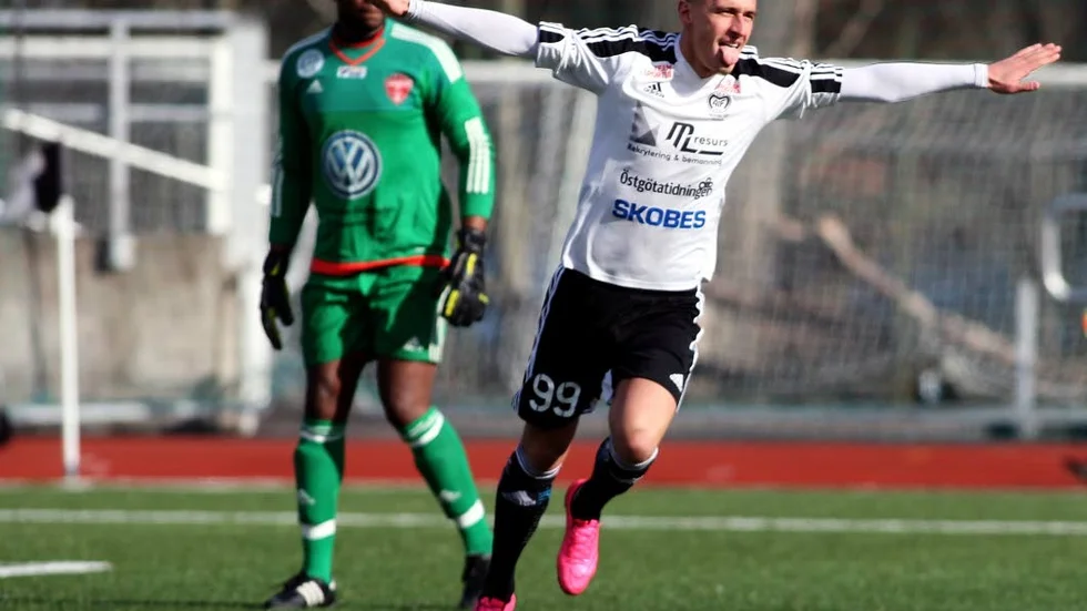 LEDER. Esat Jashari leder Maif-ligan med sina 16 poäng.