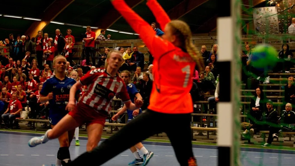 Duktiga Anna Malmström sätter här ett av hennes tre fullträffar under matchen.
