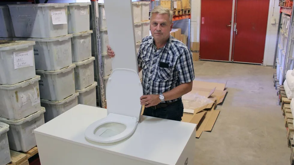 Med mulltoan. Bertil Andersson visar den mulltoalett som Smålandsplast har varit med och utvecklat. Röret upp leder bort dålig lukt.