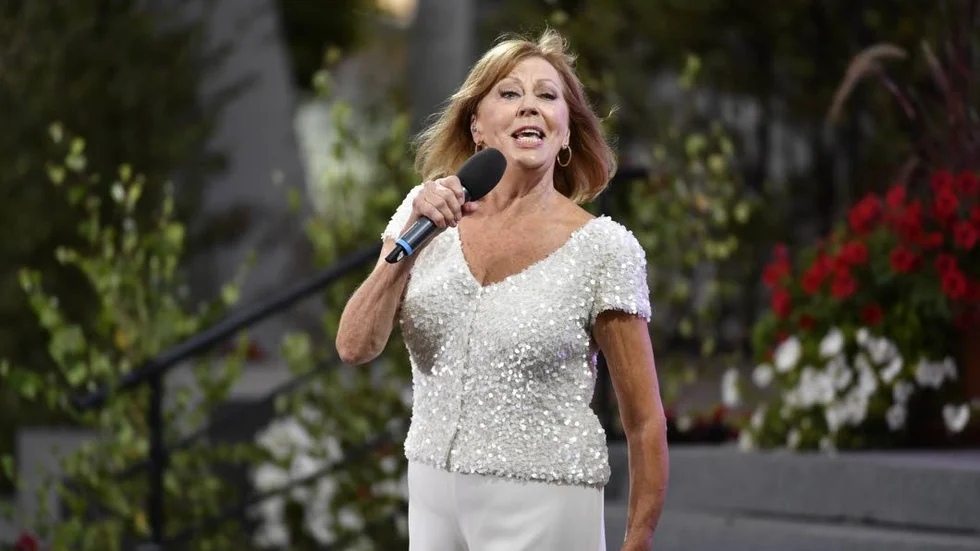 Lill Lindfors firar 55 år som artist. På lördag gästar hon Motala.